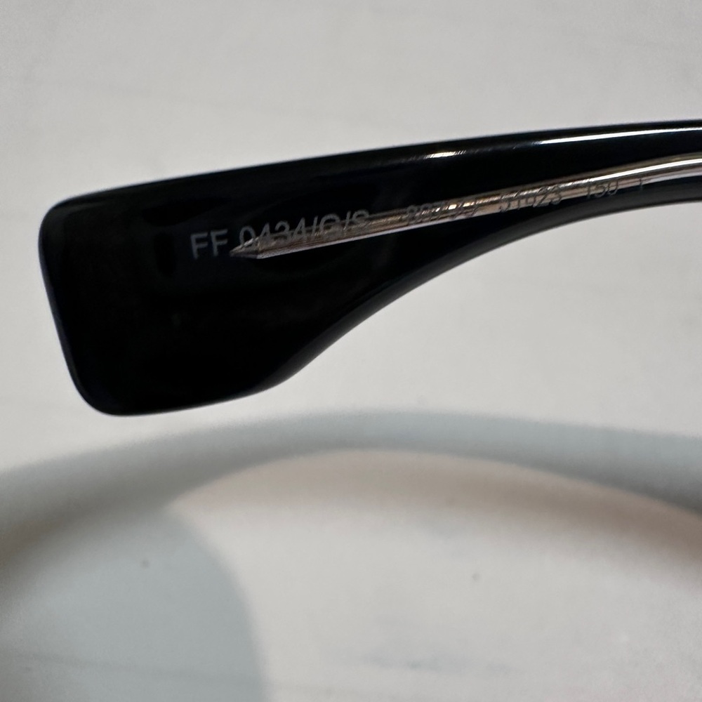 Fendi Elegant Black Sunglasses - Picture 3 of 6